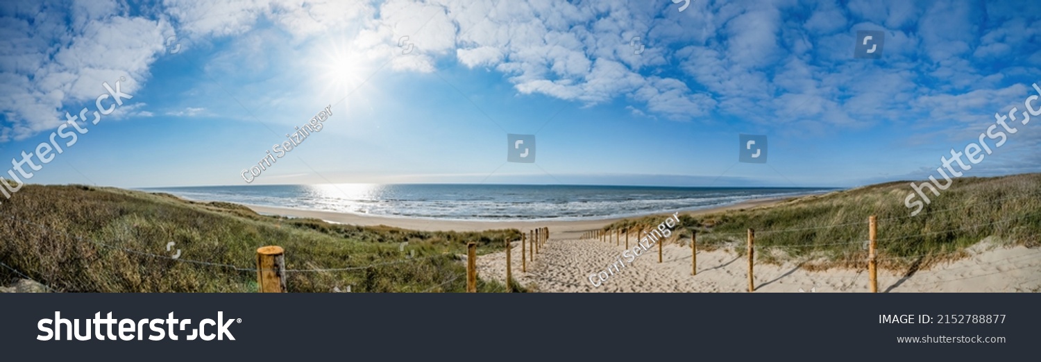 Holzpfad durch Sanddünen zum Strand