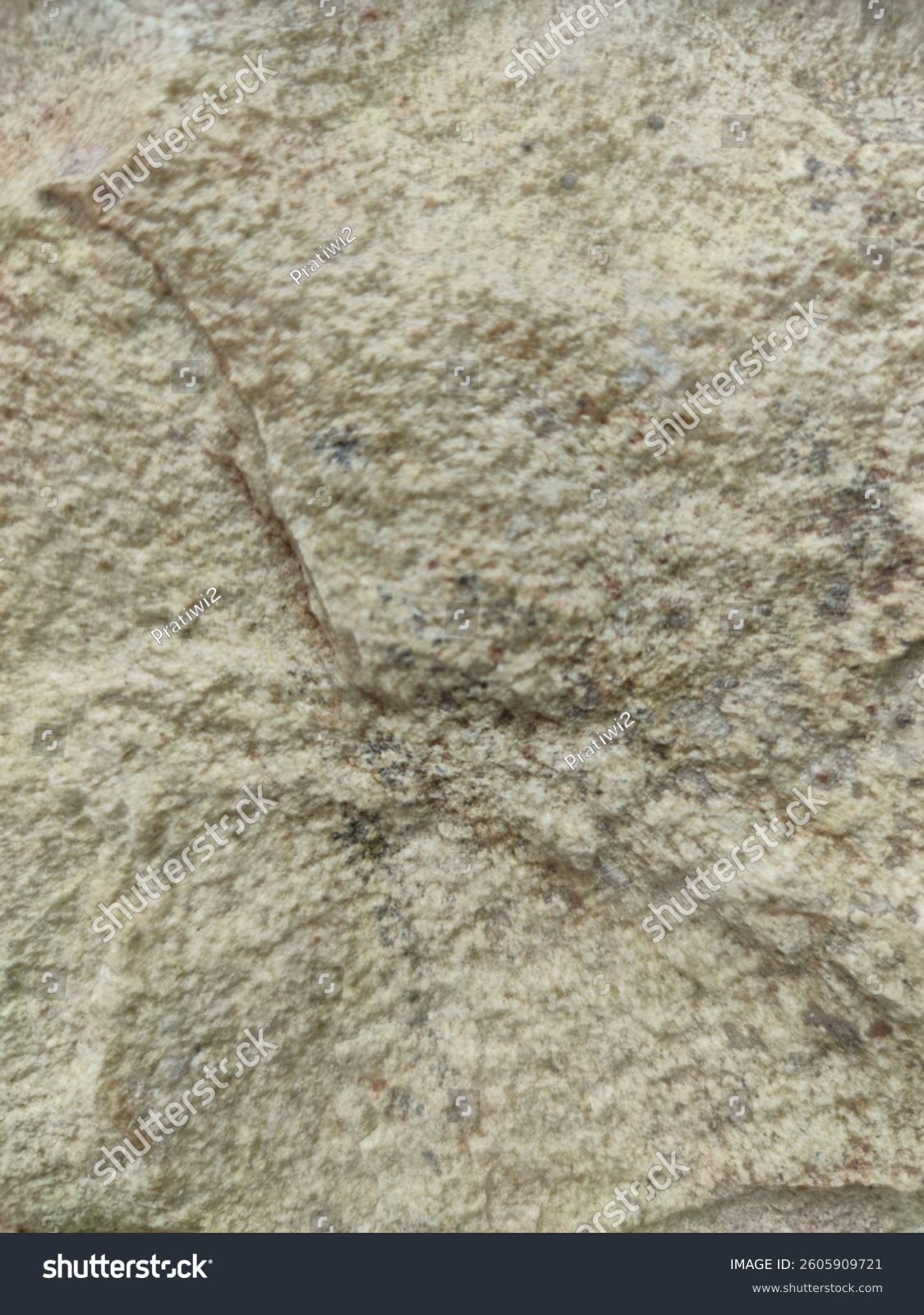 Travertin-Wand mit feiner Porenstruktur