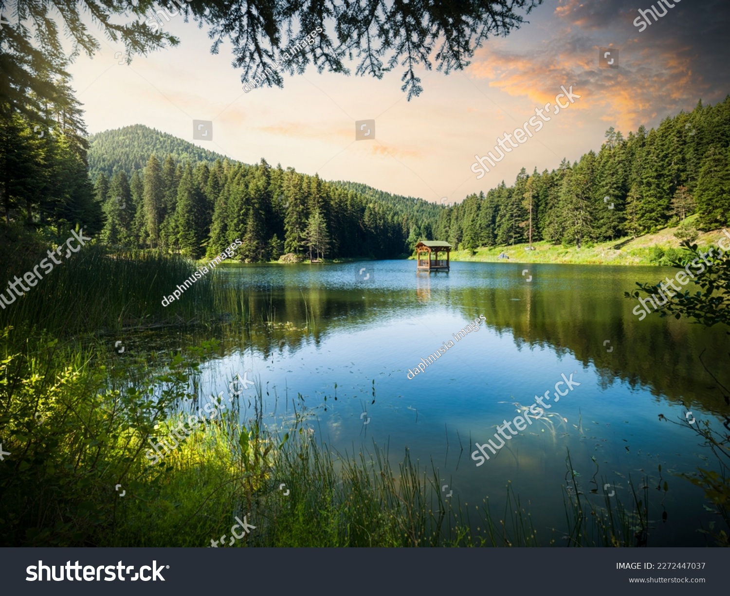 Bergsee im Morgenlicht – ruhige Aussicht