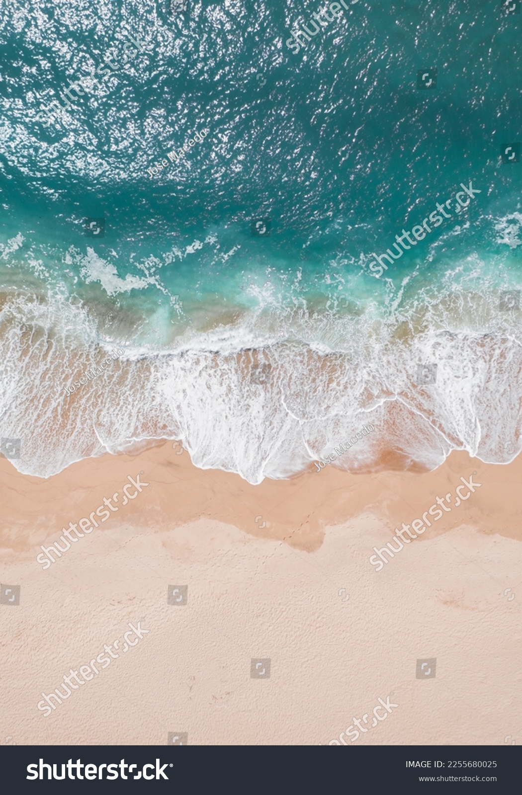 Drohnenaufnahme von Strand, Sand und Ozean