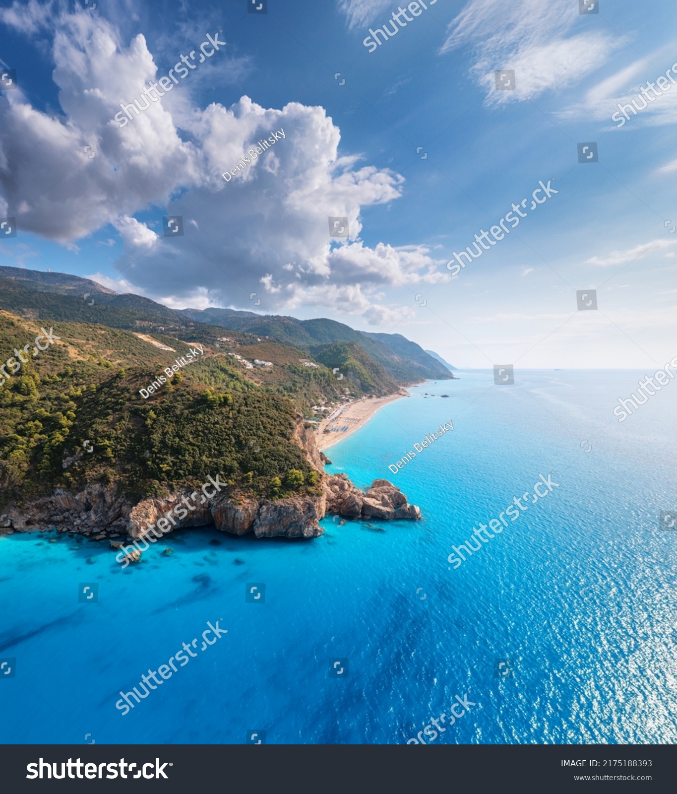 Luftbild von blauem Meer, Bergen und Waldküste im Sonnenuntergang