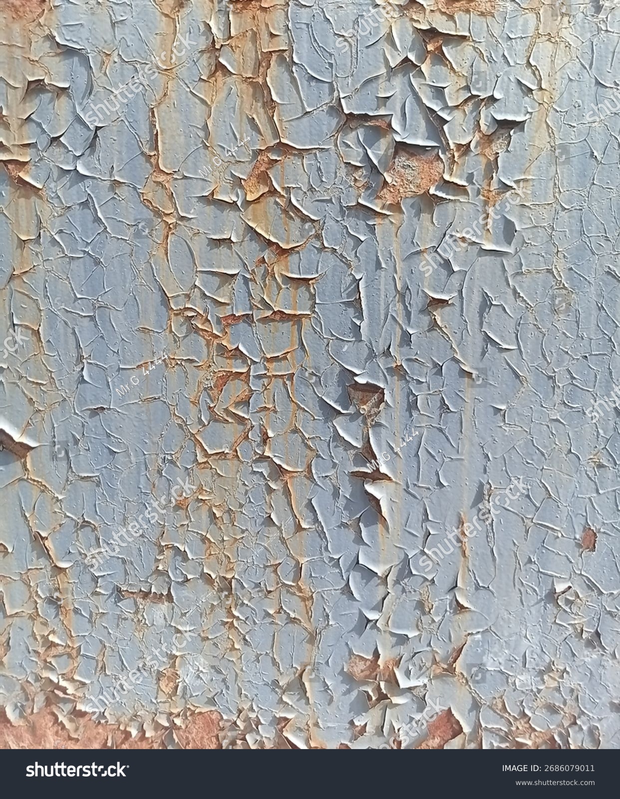 Gealtertes weiß-blaues Blech mit Rost und abgeplatzter Farbe