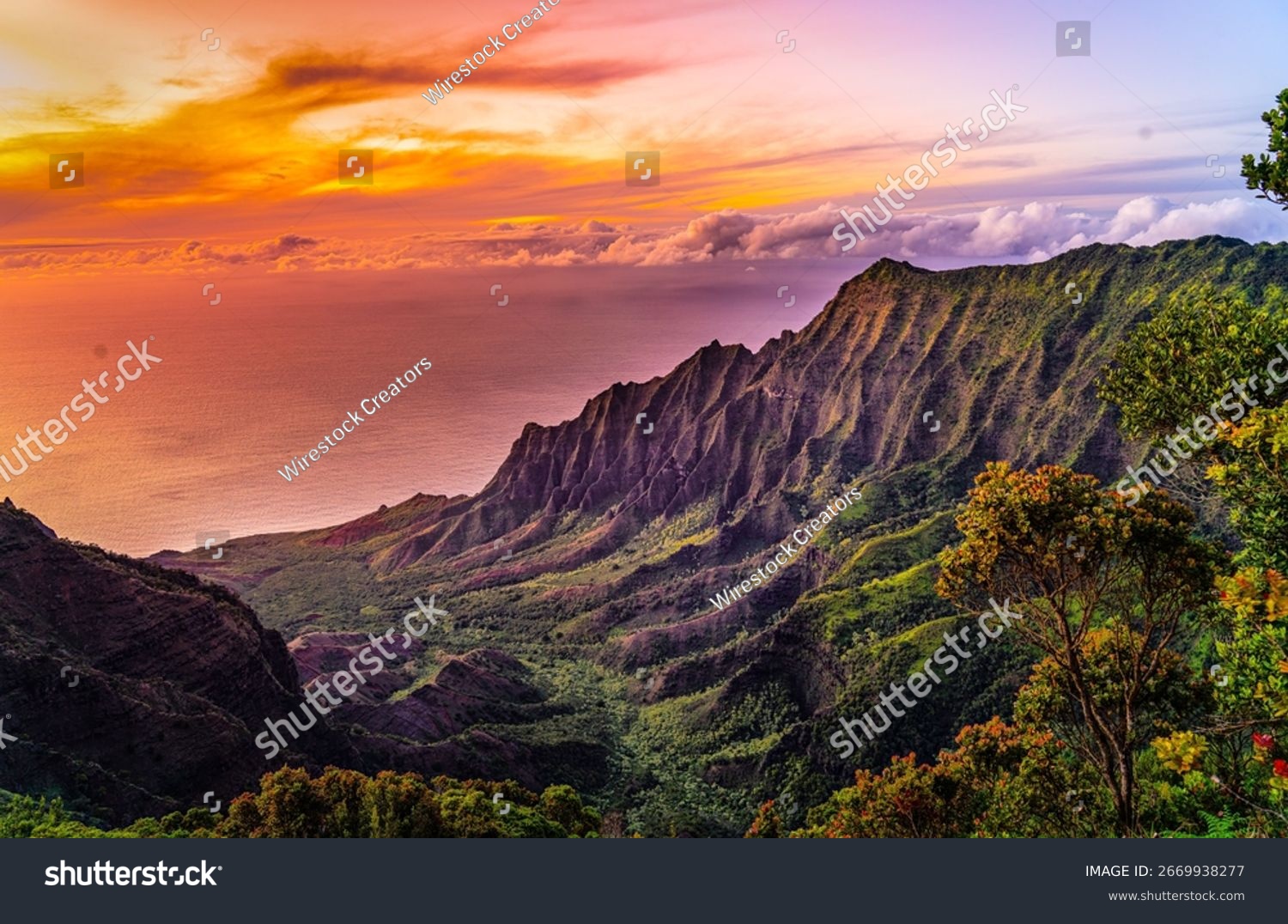 Luftbild bewaldeter Hügel bei Sonnenuntergang