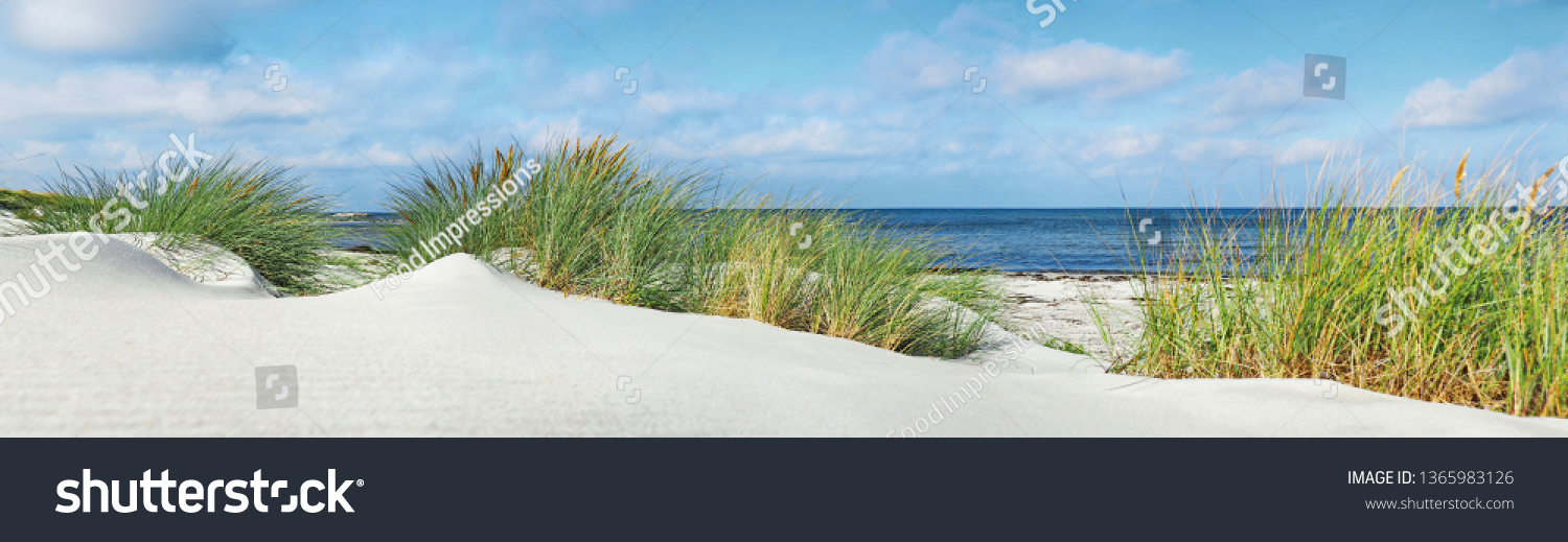 Ostsee Strand mit Dünen und Wolkenhimmel