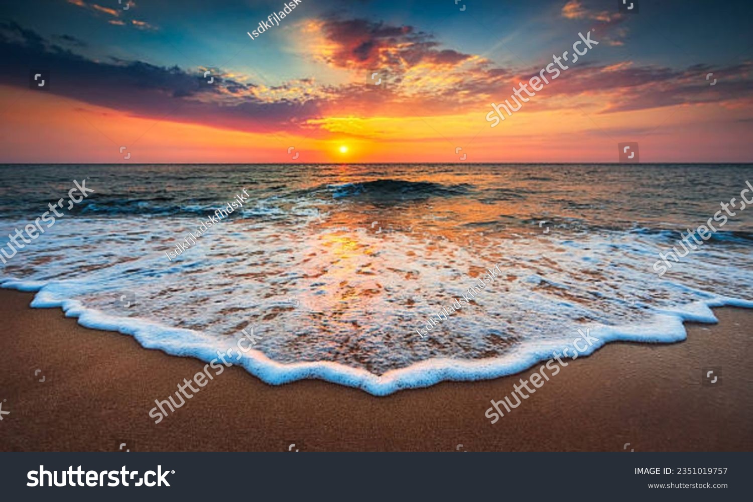 Stimmungsvoller Sonnenuntergang am Horizont