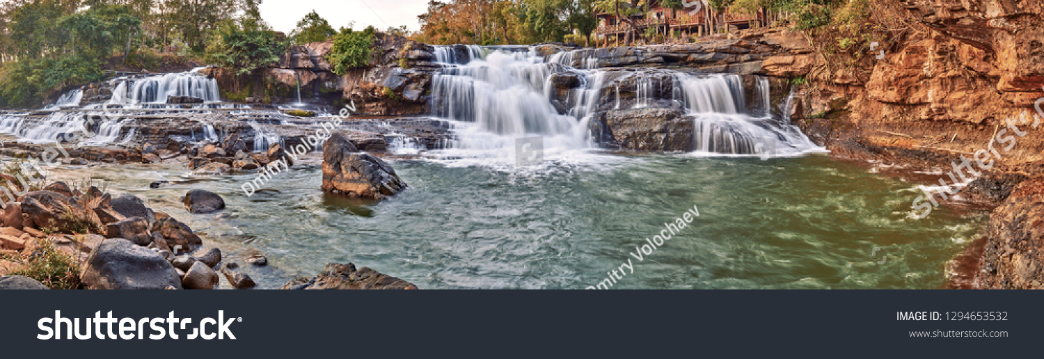 Schöner Wasserfall im tropischen Dschungel bei Sonnenuntergang