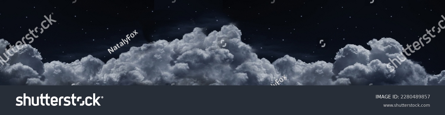 Dunkelblauer Nachthimmel mit Sternen und Mondlichtwolken