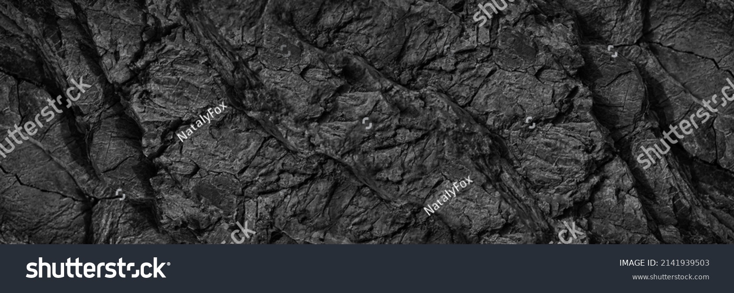 Dunkelgraue Steinwand mit abstrakter Rissstruktur