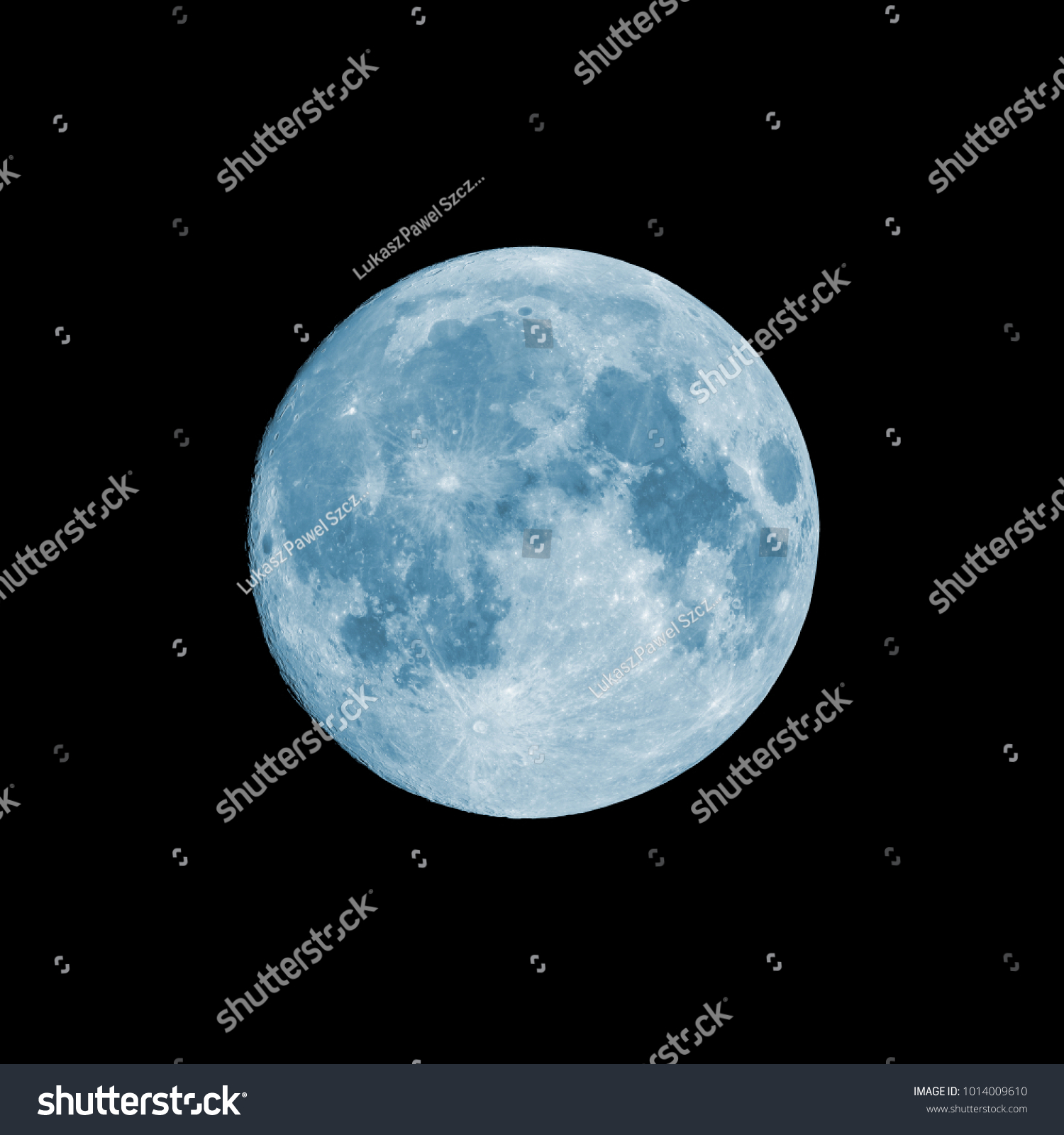 Blauer Supermond auf schwarzem Hintergrund