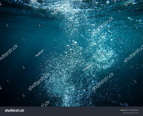 Wasserblasen unter der Meeresoberfläche