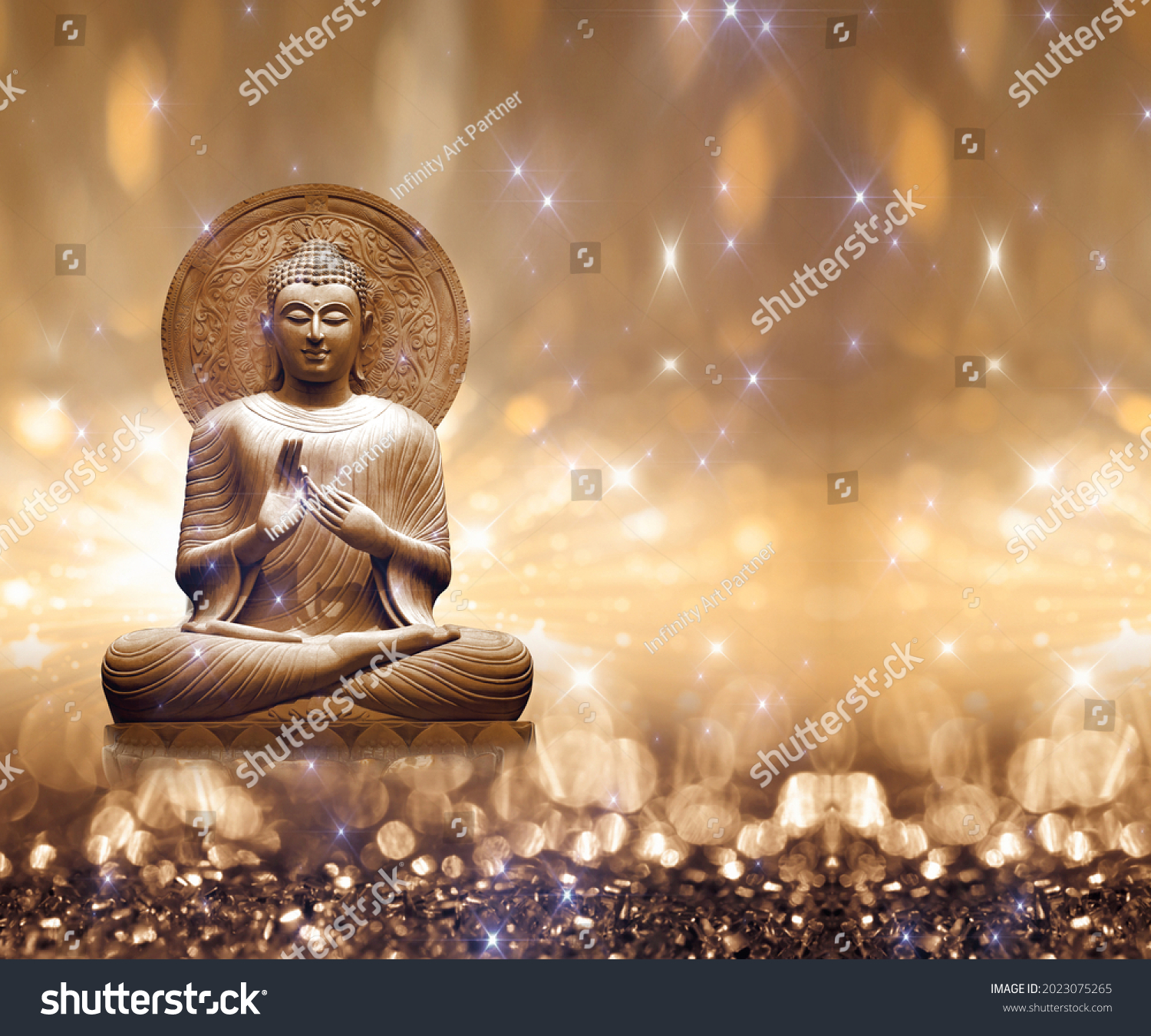 Leuchtender Buddha in warmem Braunton mit Lichtreflexen