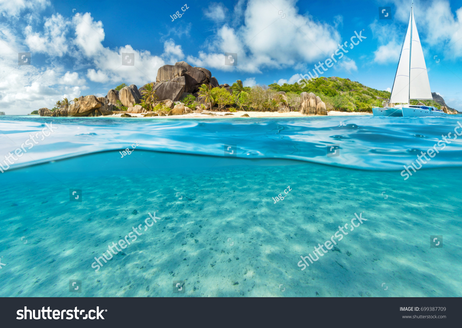 Katamaran im tropischen Meer nahe einer Insel