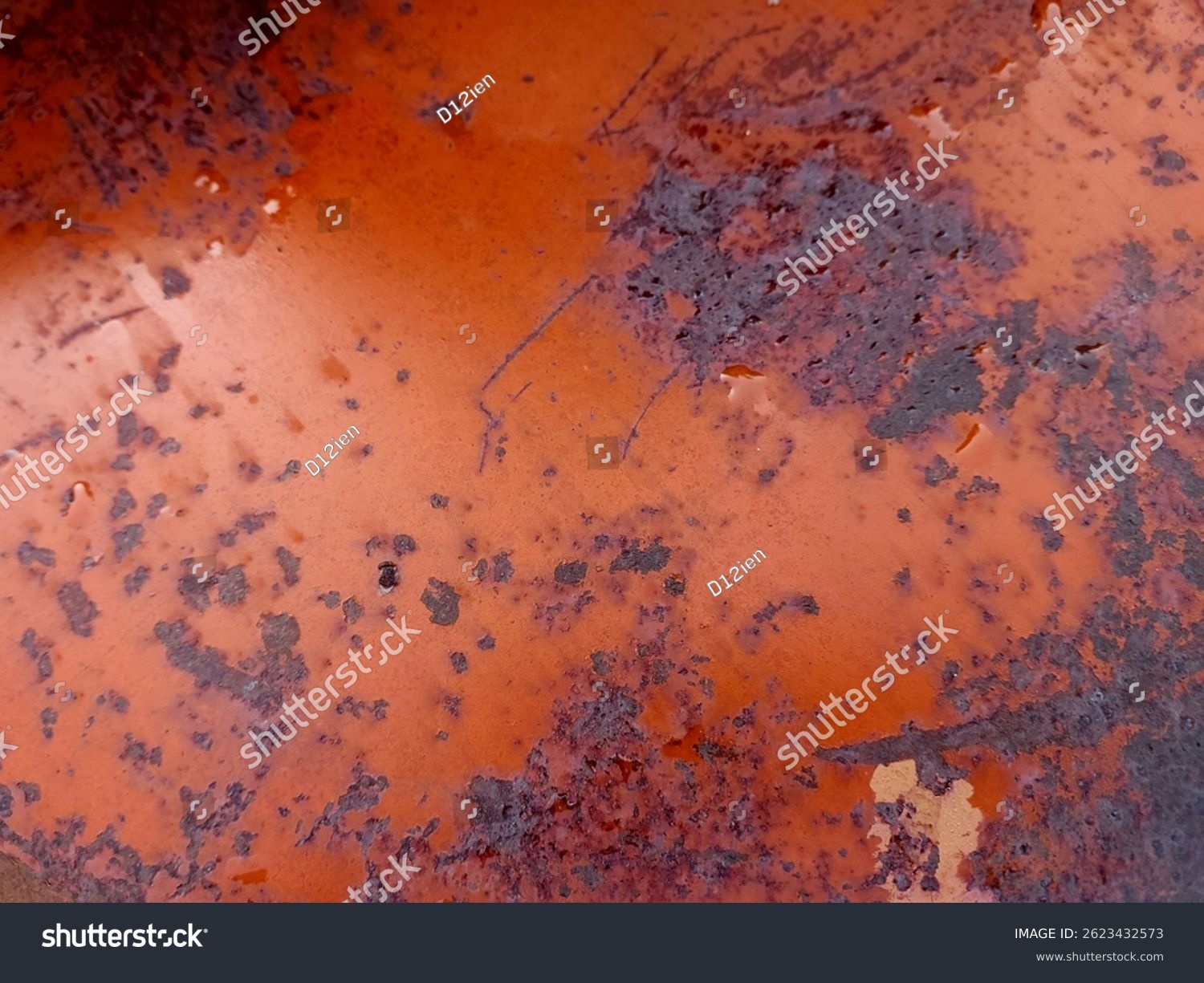 Rostige orange lackierte Metalloberfläche mit Abplatzungen