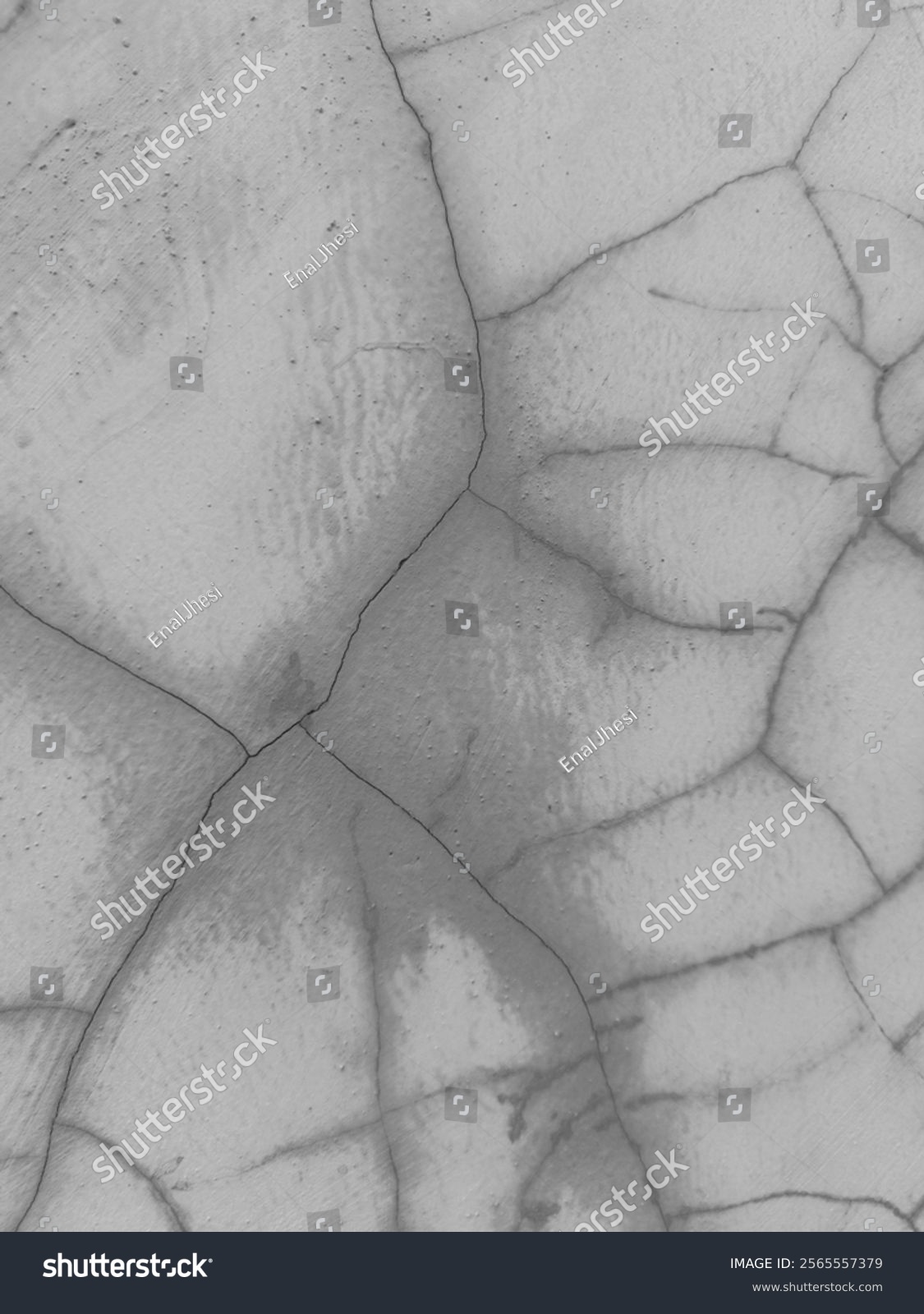 Rissige Betonwand mit grauen Kratzspuren