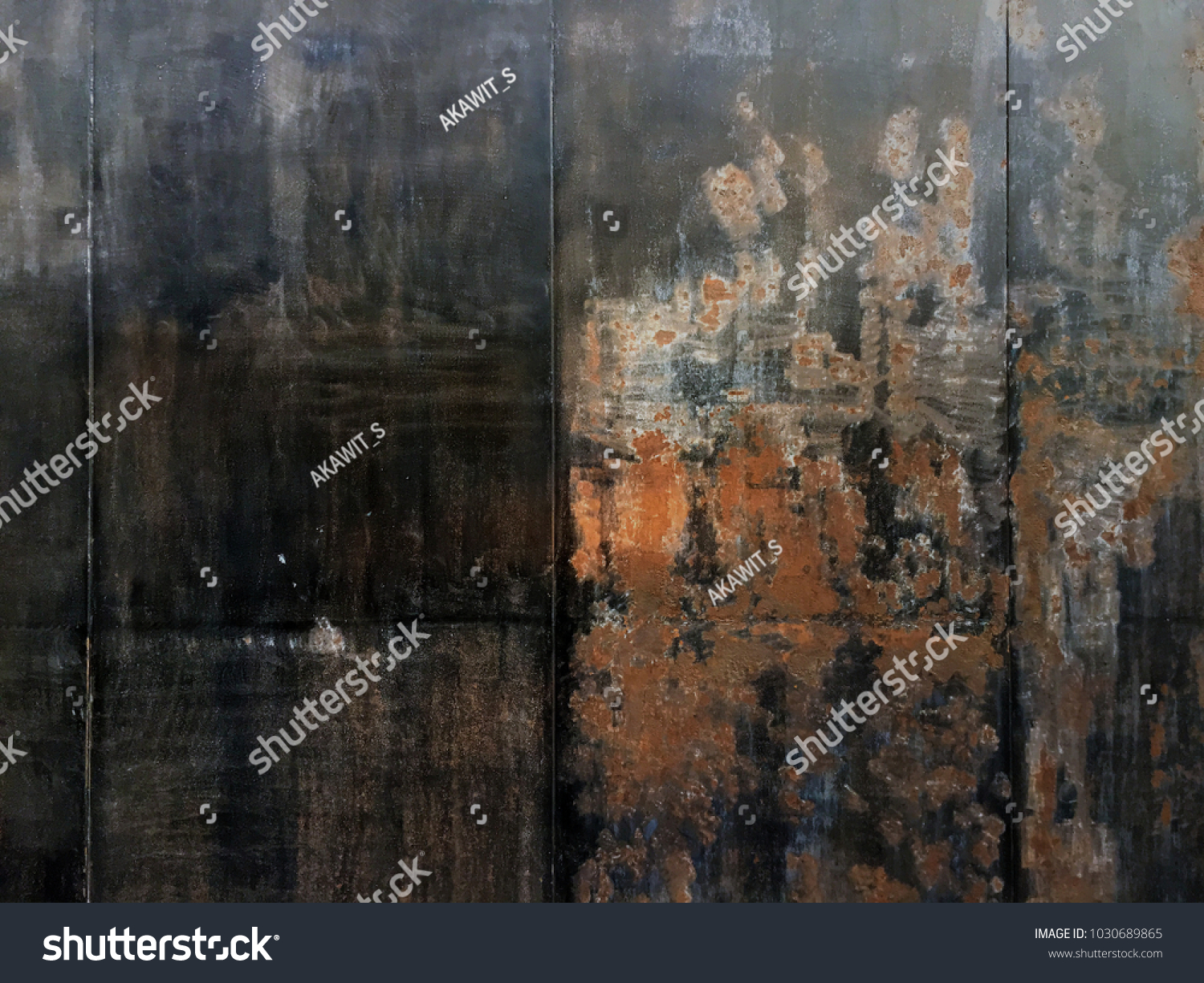 Dunkle, abgenutzte Metallfläche mit Rost und Farbflecken