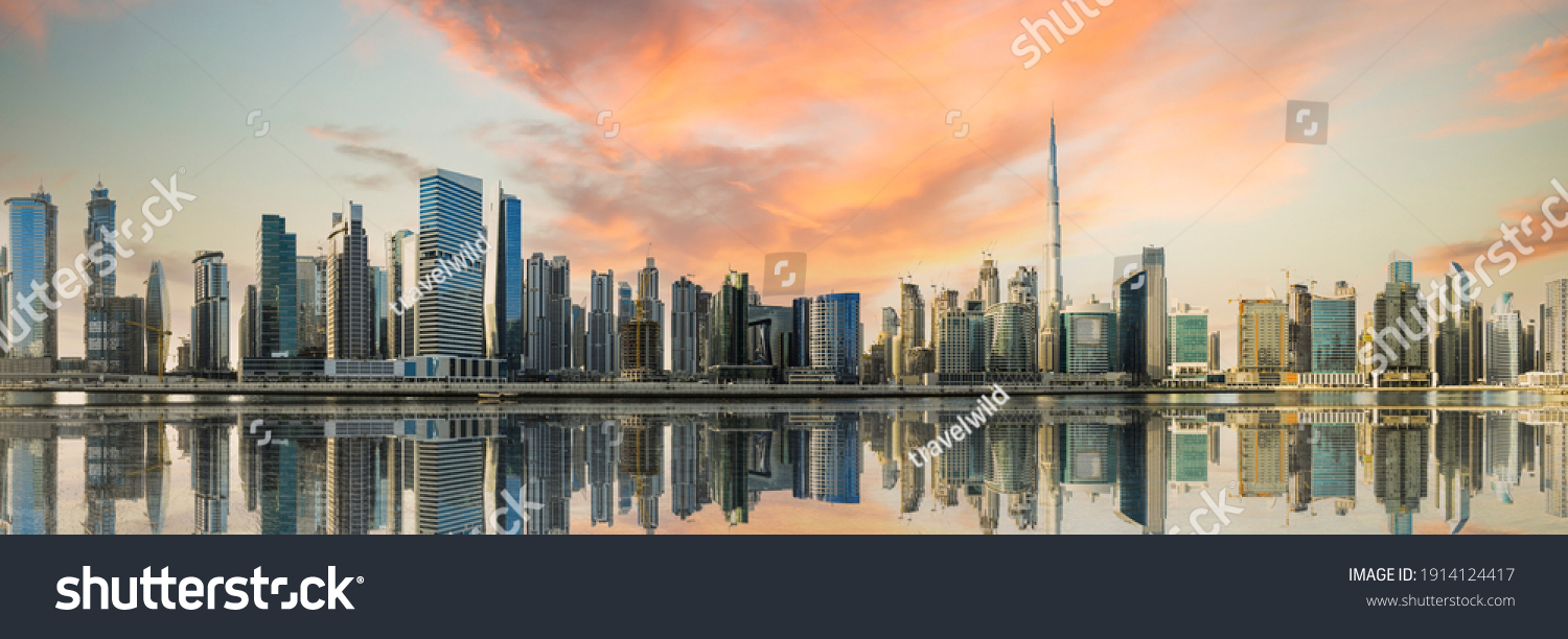 Dubai Skyline mit Burj bei Sonnenuntergang