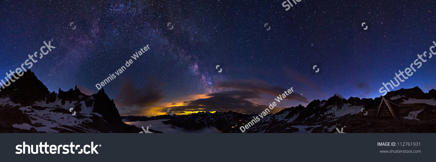 Weitwinkliges Panorama des Nachthimmels über den Schweizer Alpen