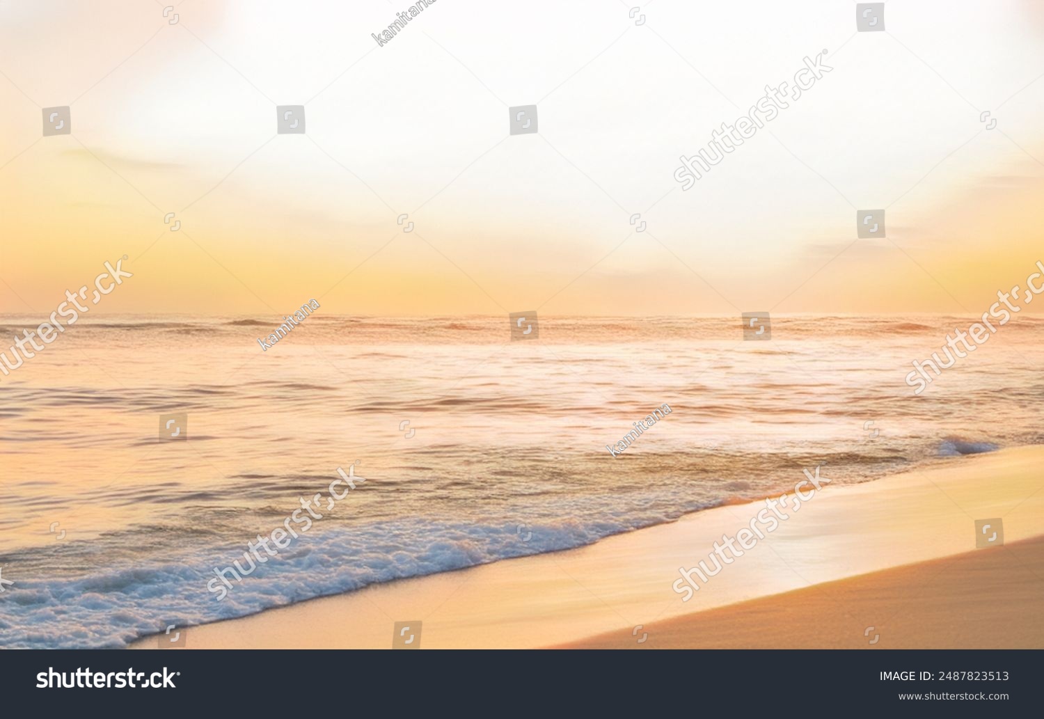 Goldener Sonnenaufgang am ruhigen Strand