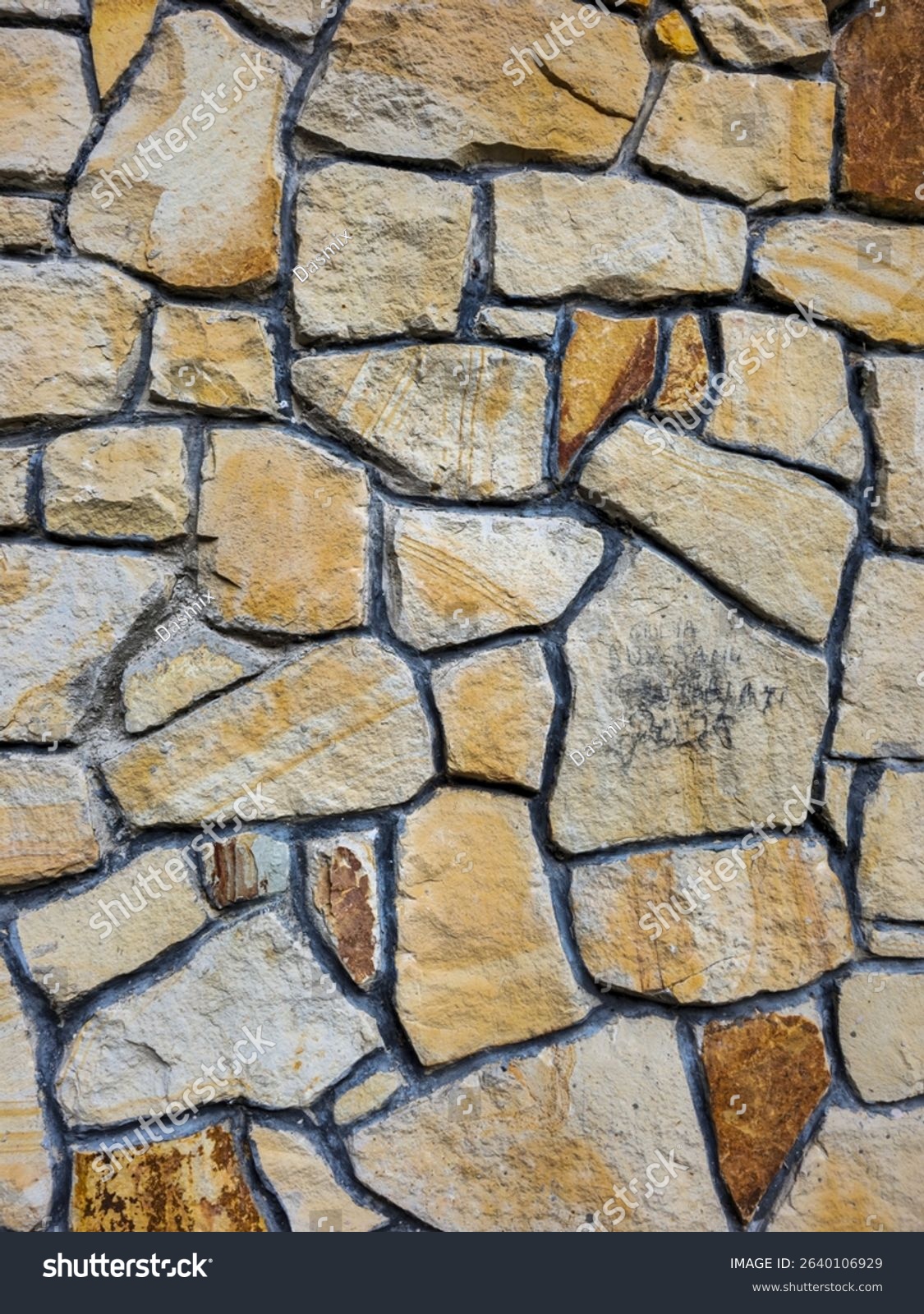 Hochauflösende Nahaufnahme einer Mauer aus unregelmäßigen Natursteinen