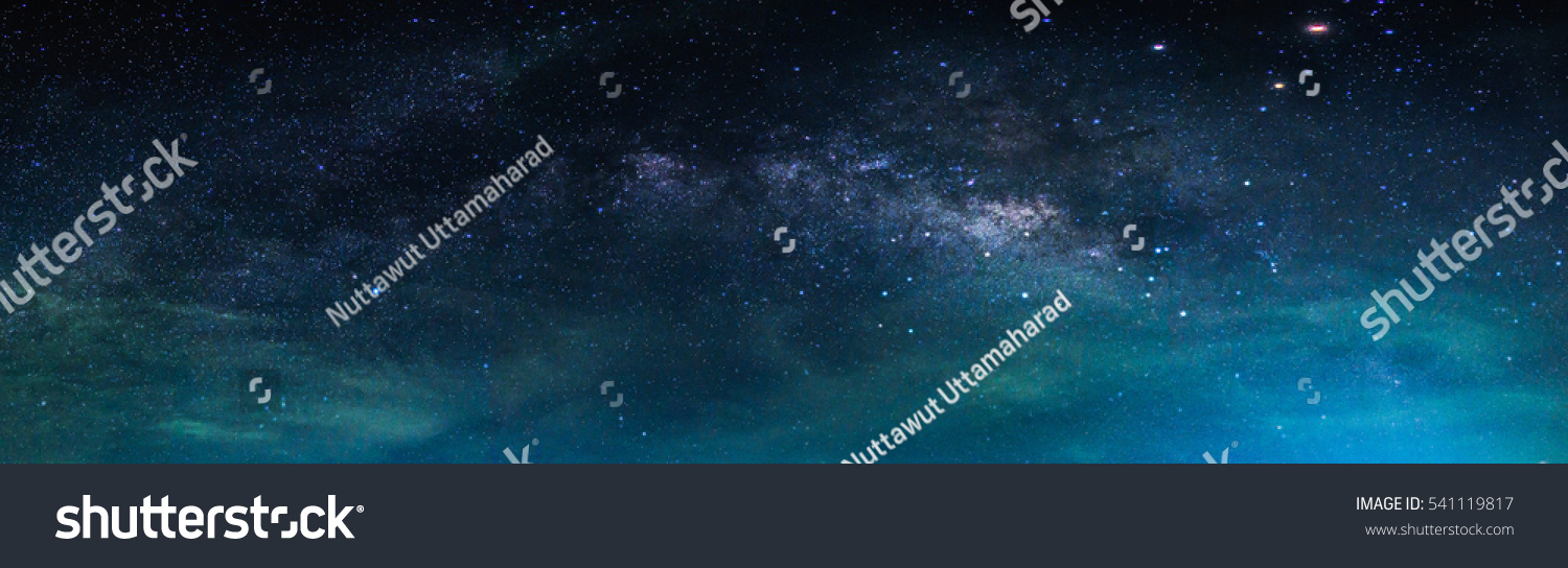 Milchstraße am klaren Nachthimmel mit Sternen