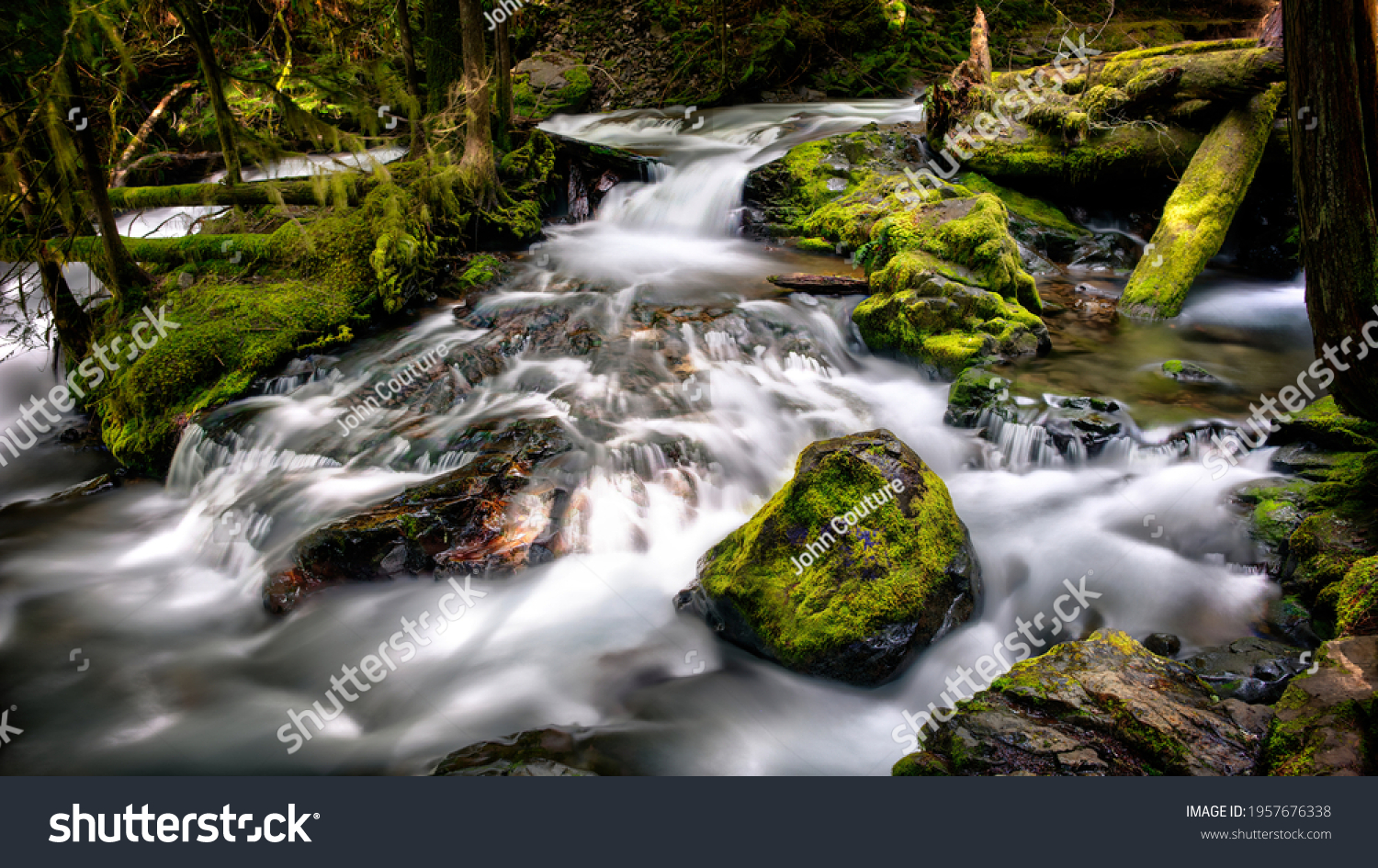 Langzeitbelichtung: sanft fließender Wasserfall