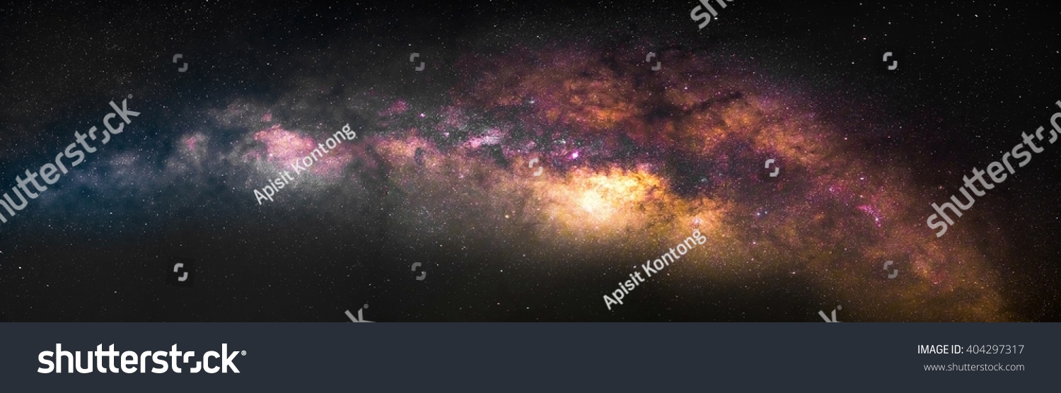 Panorama der Milchstraße über dem Horizont