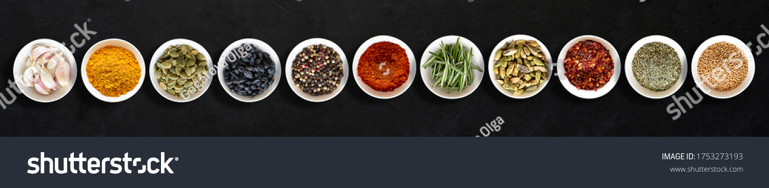 Gewürzmix in Schalen