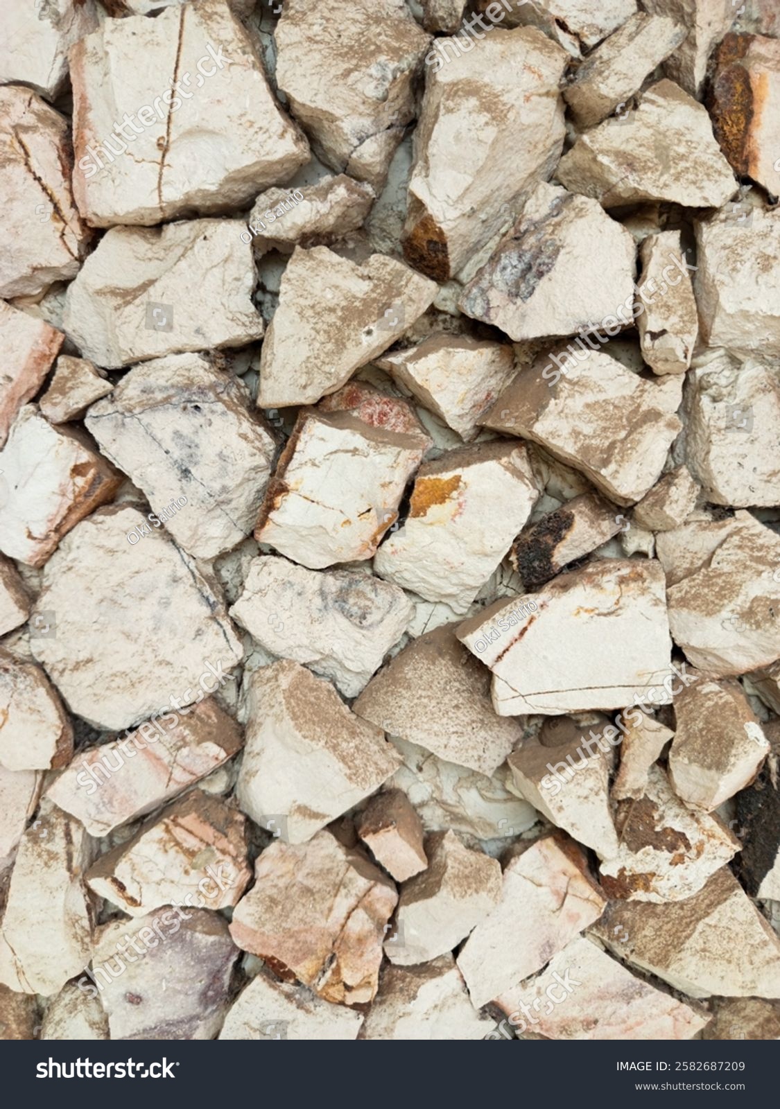 Dekorative Natursteinwand mit vielseitiger Textur