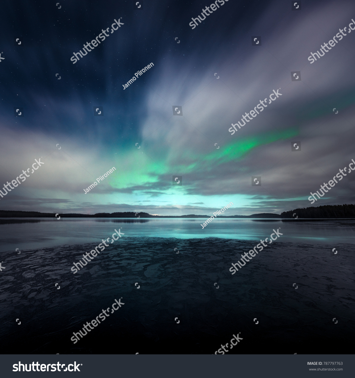 Polarlichter am Himmel über Finnland