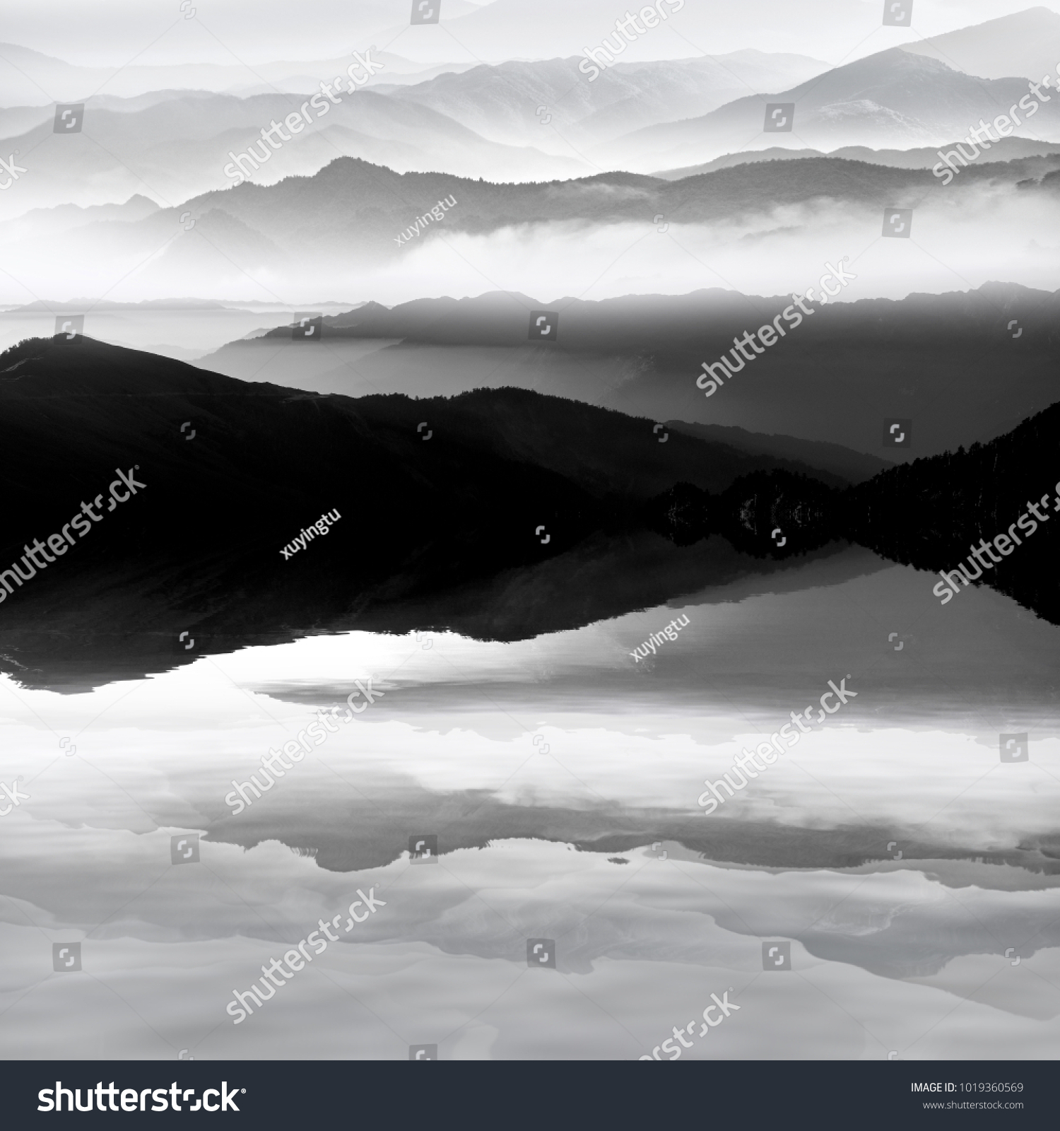 Landschaft im chinesischen Malstil – Berge im Dunst