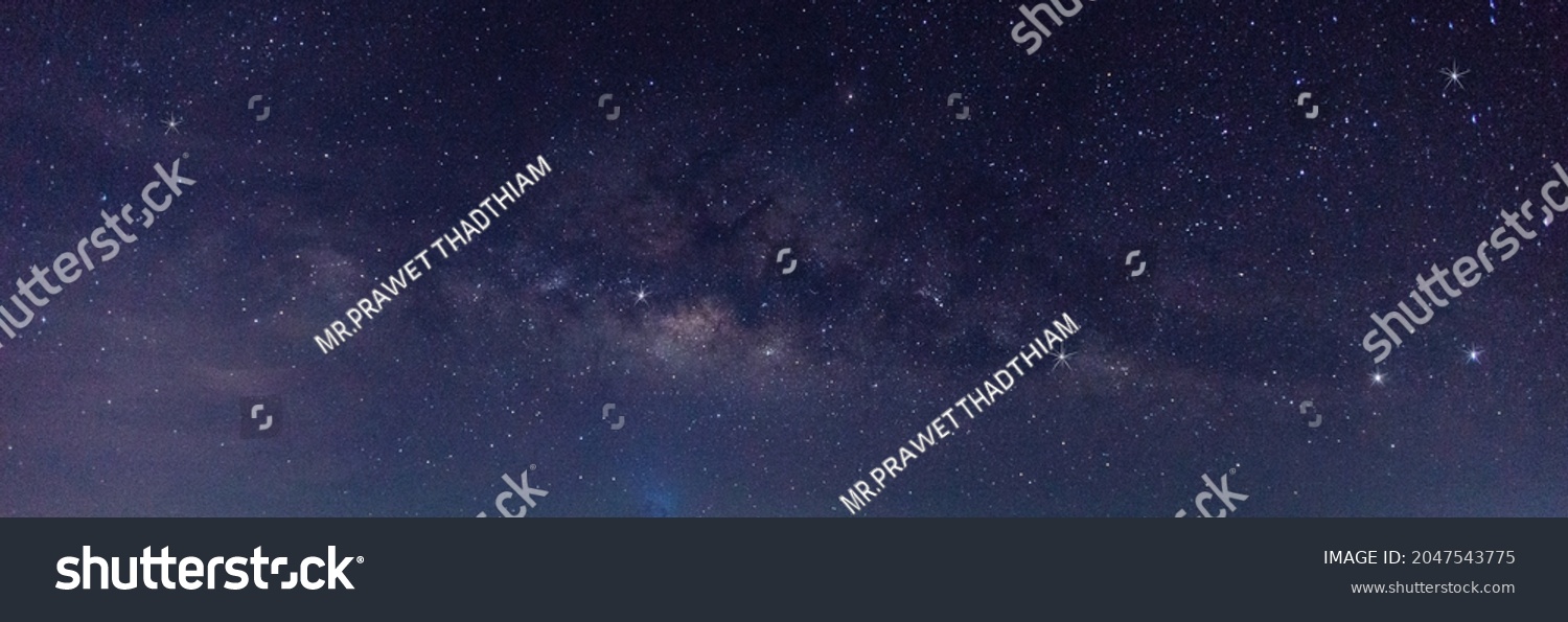 Blauer Nachthimmel mit Milchstraße und Nebelstrukturen