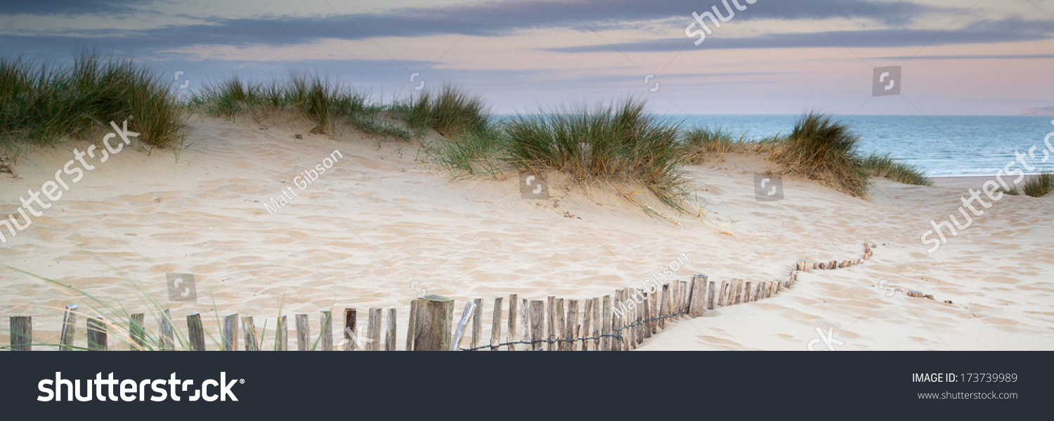 Sanddünenlandschaft am Strand bei Sonnenaufgang