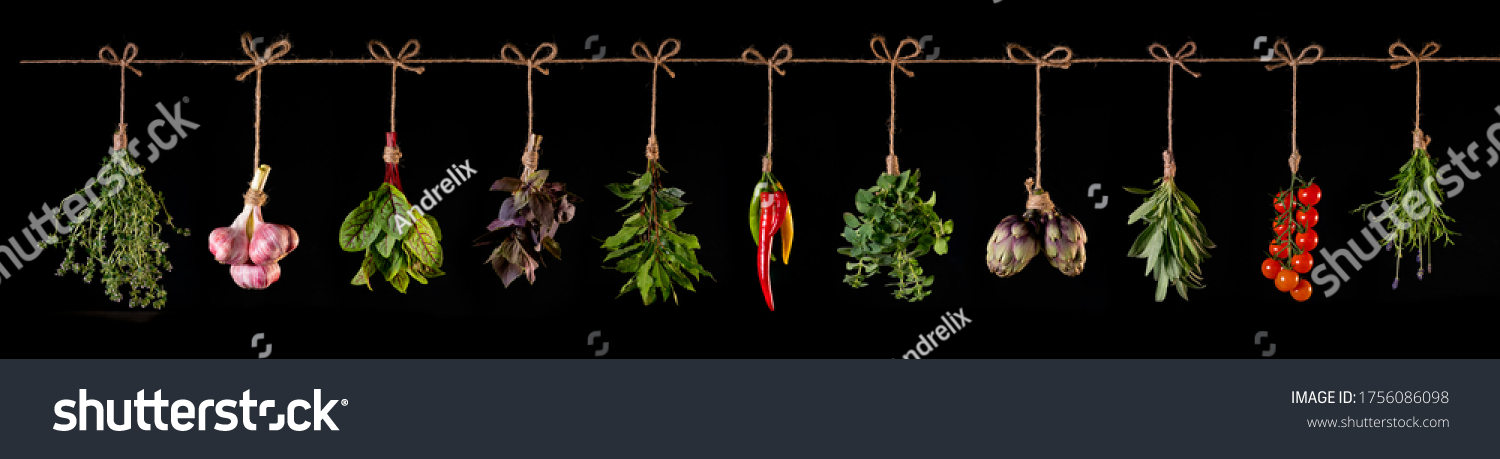 Frisches Gemüse und Gewürze auf Holz