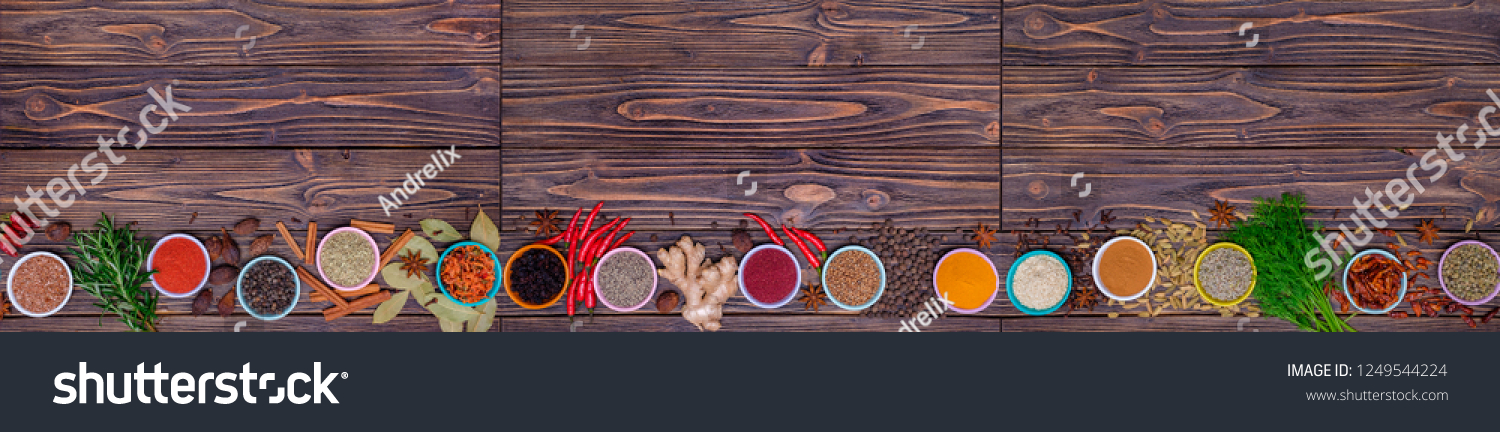 Würzige Kräutermischung auf Holz