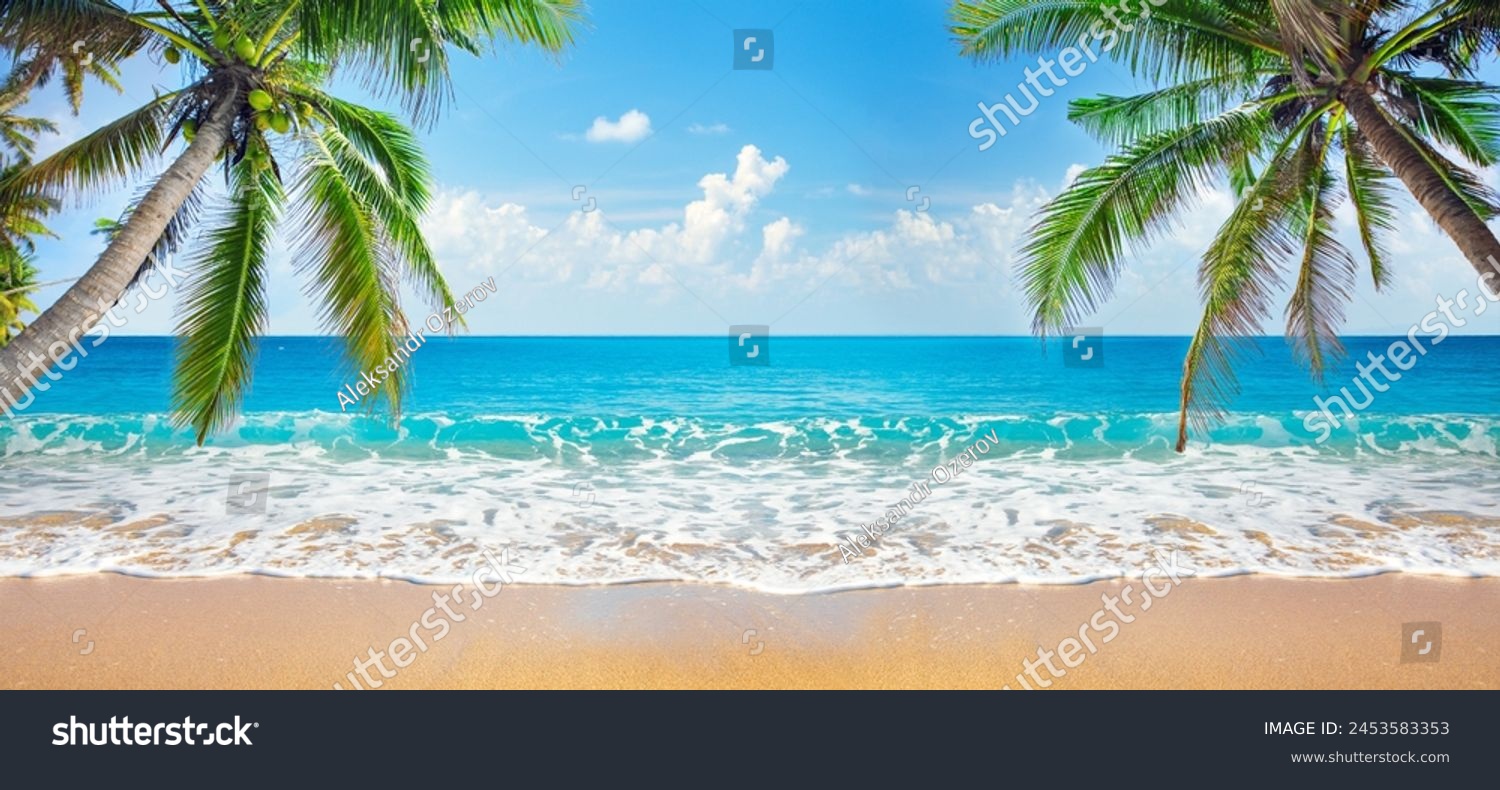 Weitläufiger tropischer Strand mit Palmen