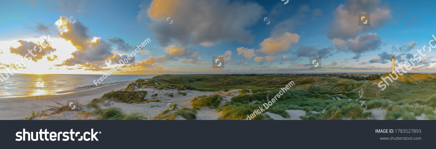 Luftaufnahme Leuchtturm Lyngvig auf Dünen mit Meerblick