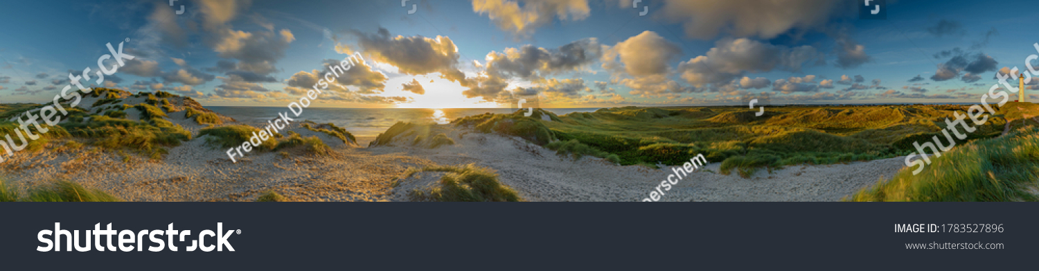 Panorama Leuchtturm Lyngvig auf weitläufiger Düne