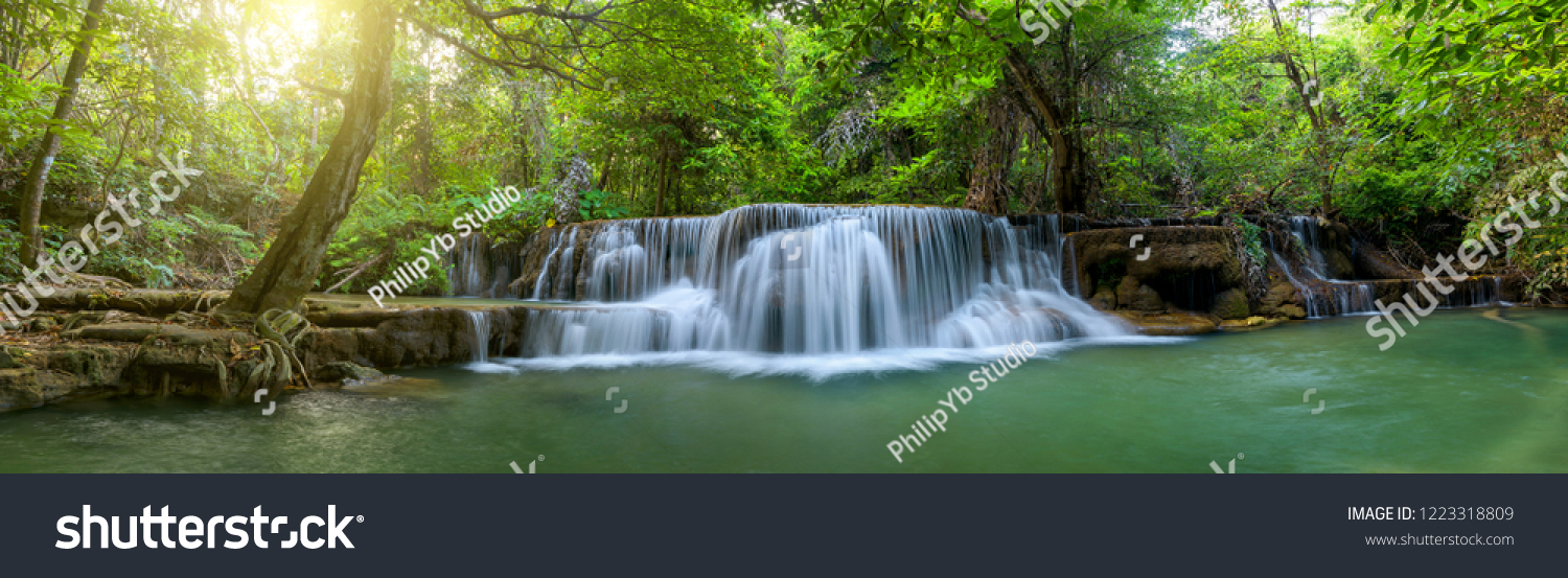 Schöner Wasserfall im dichten Wald