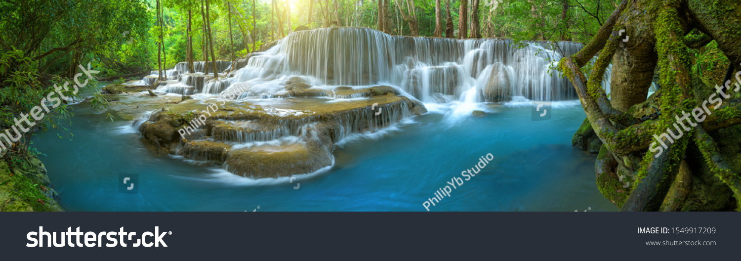 Panorama eines Wasserfalls im thailändischen Urwald