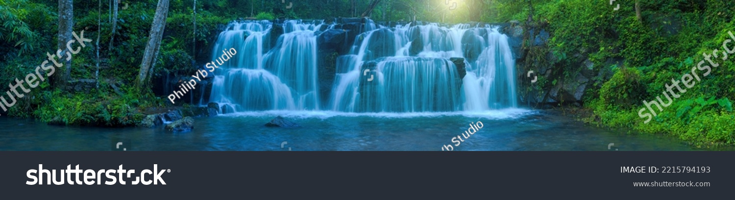 Tiefer Waldwasserfall in Thailand mit smaragdgrünem Becken