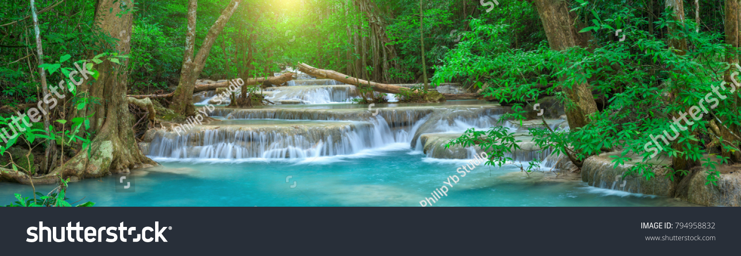 Panorama eines tiefen Waldwasserfalls in Thailand