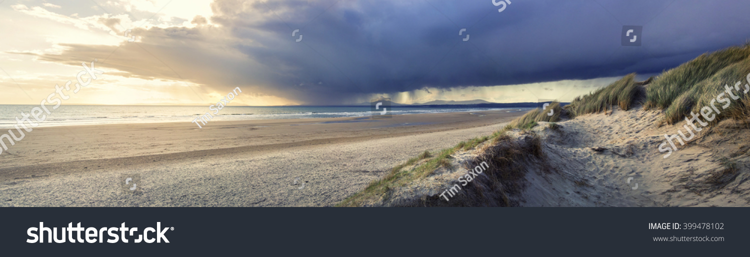Stürmisches Meer mit Bergen am Horizont