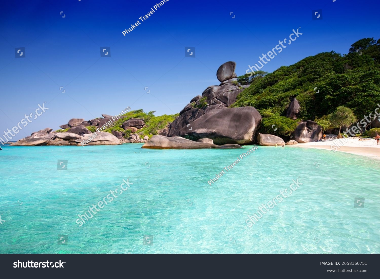 Bucht mit markantem Felsen und kristallklarem Wasser