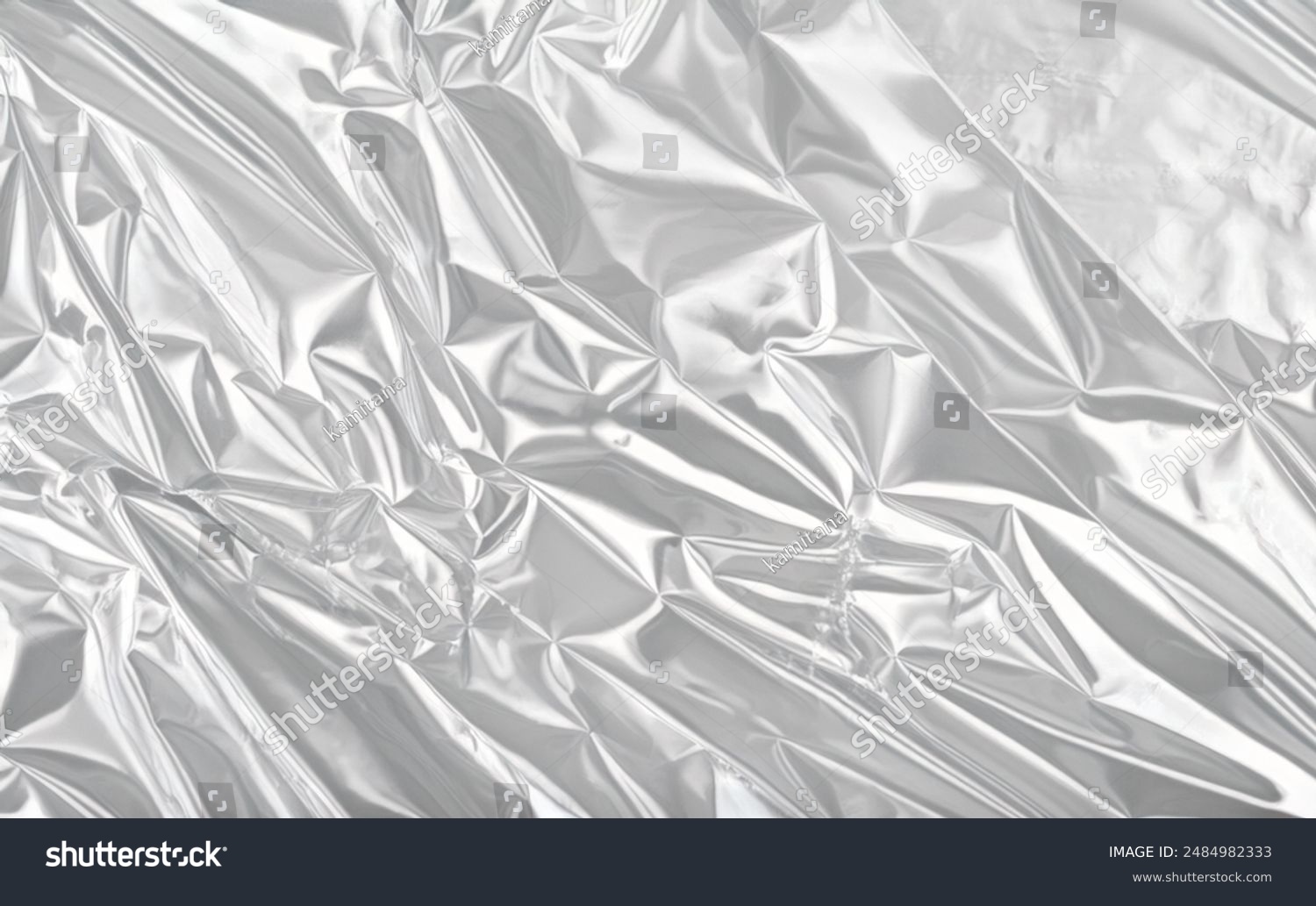 Glänzende silbergraue Folie mit Knitterung