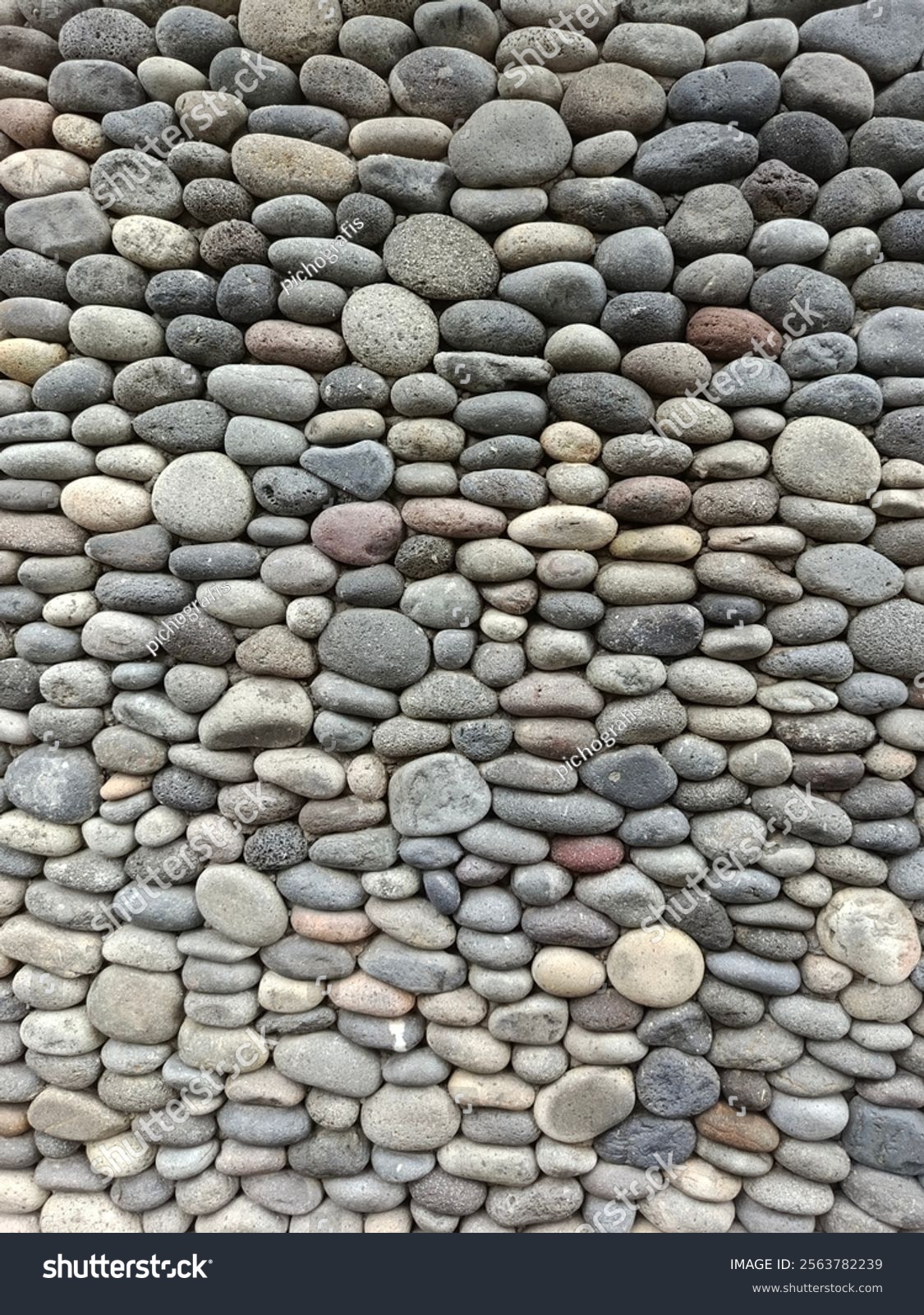 Kieselsteinwand für natürliche Optik