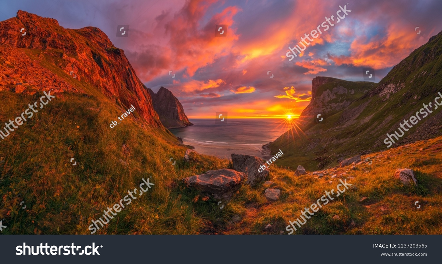 Sonnenuntergang am Kvalvika Beach, Lofoten