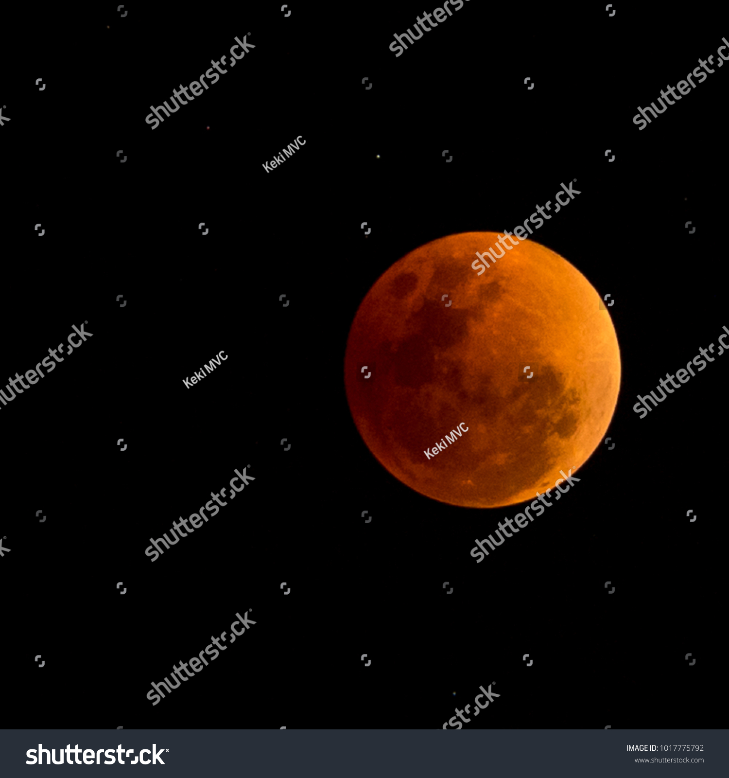 Blauer Mond über dem Nachthimmel