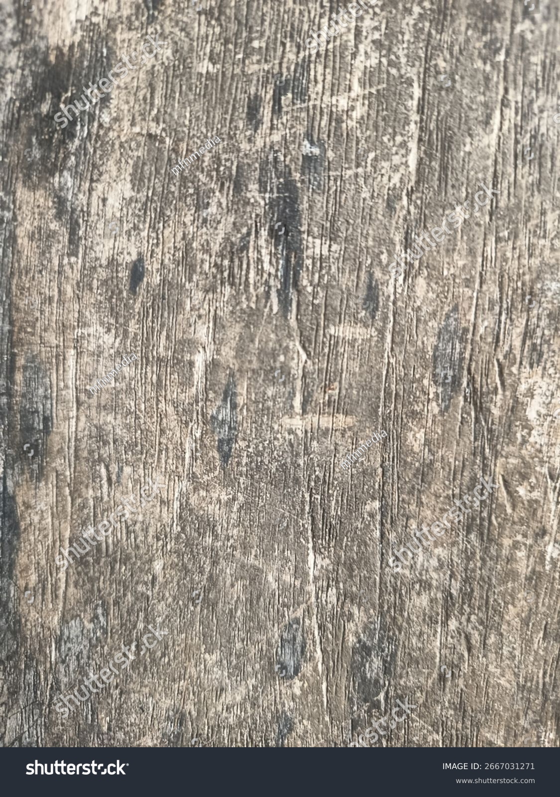 Raue Holzfläche mit Maserung und dunklen Tragespuren