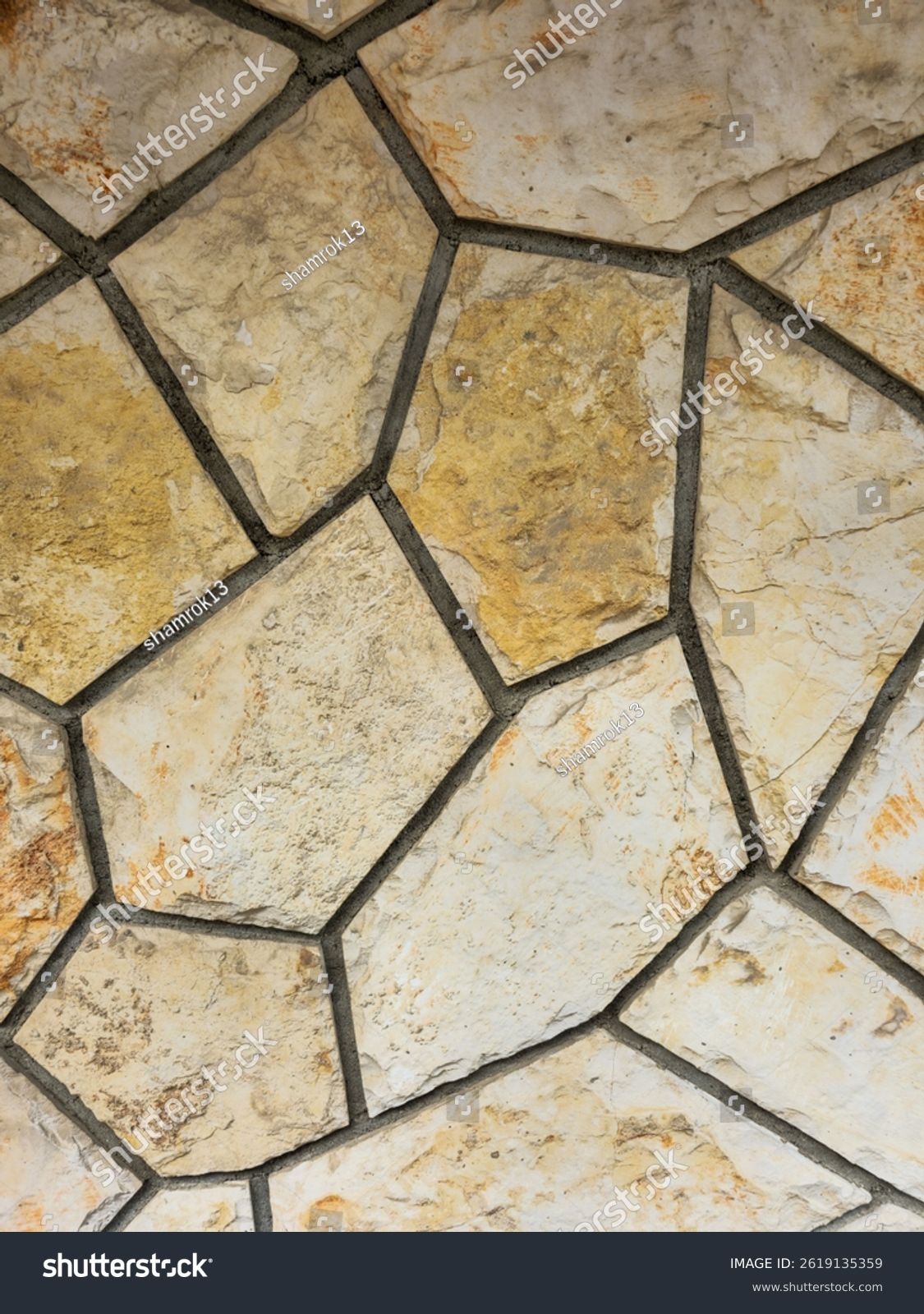 Große braune Natursteine in Fassade