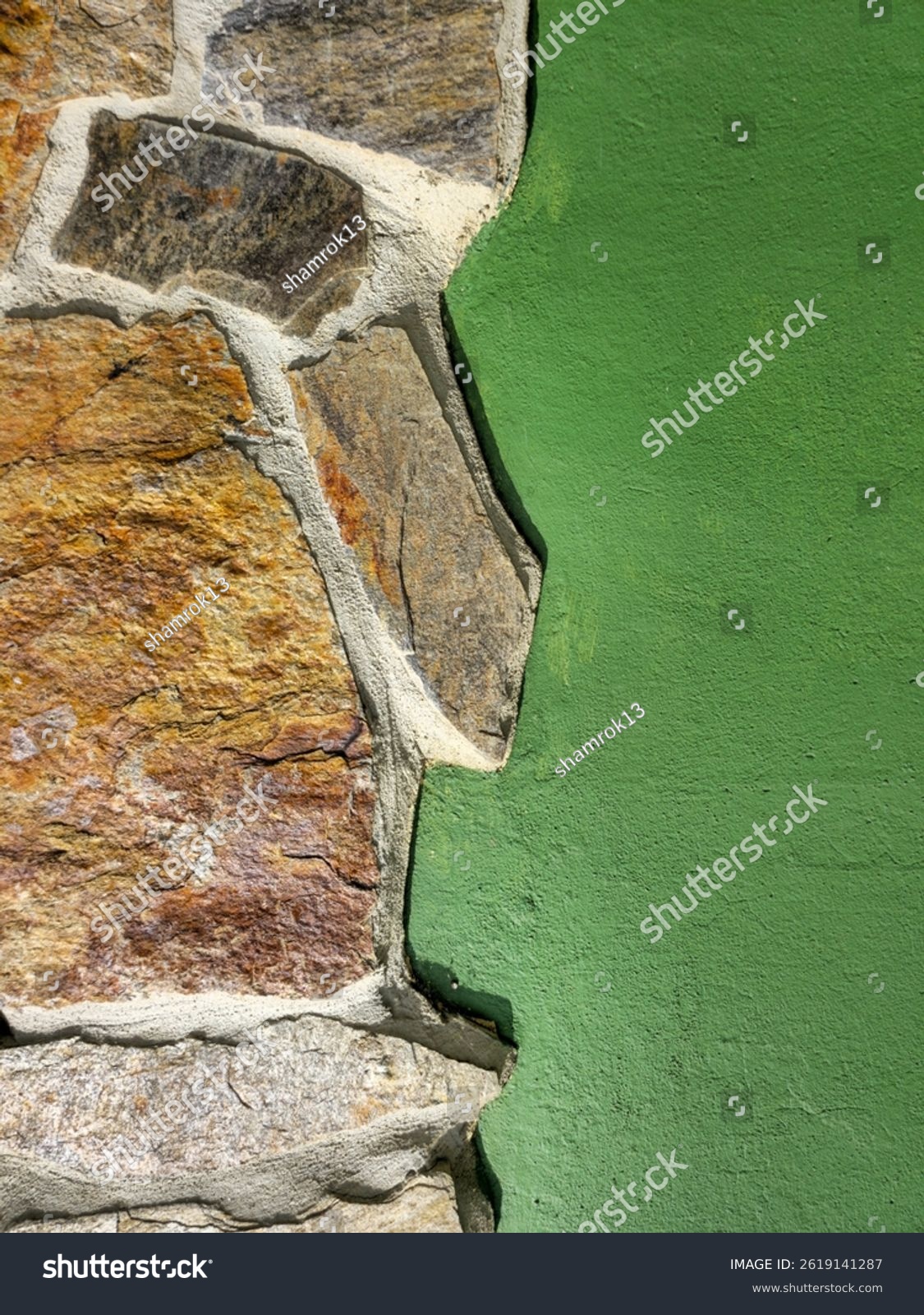 Braune und graue Flachsteine in Mauerverband